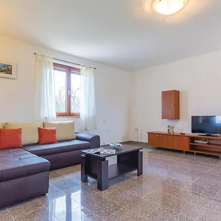 Stunning Apartment In Liznjan With Kitchen *