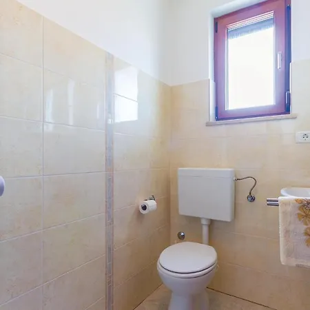 Apartment Stunning Apartment In Liznjan With Kitchen *