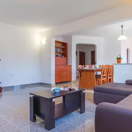 Apartment Stunning Apartment In Liznjan With Kitchen *