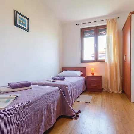 Stunning Apartment In Liznjan With Kitchen * Liznjan
