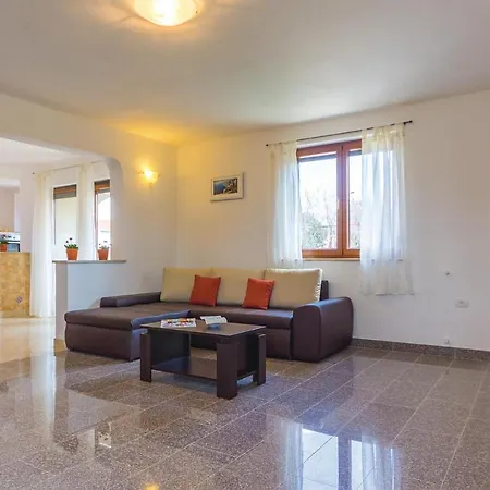 Stunning Apartment In Liznjan With Kitchen *