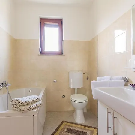 Stunning Apartment In Liznjan With Kitchen * Liznjan
